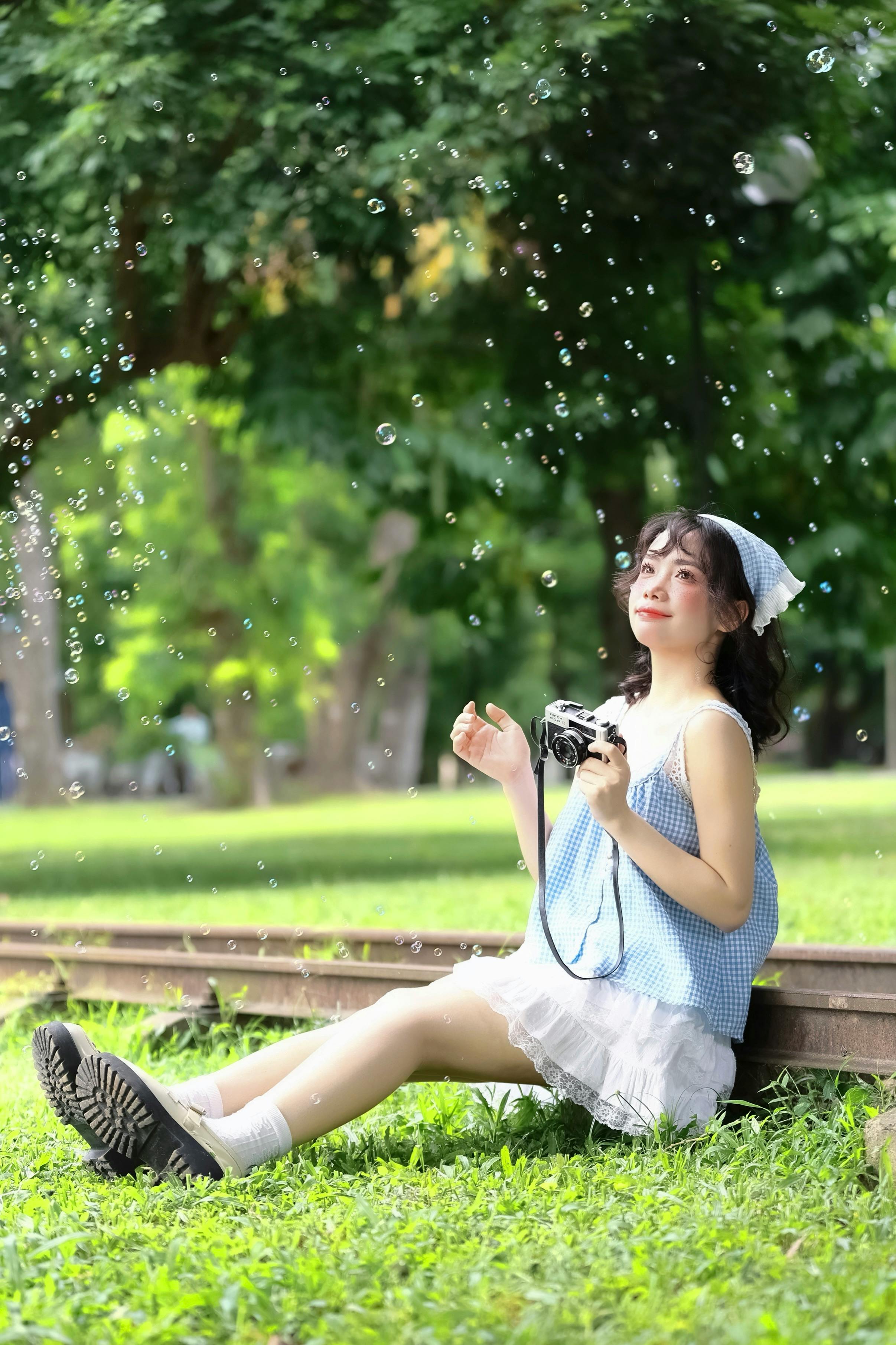 目的地图片：旅行者在街区停留的瞬间