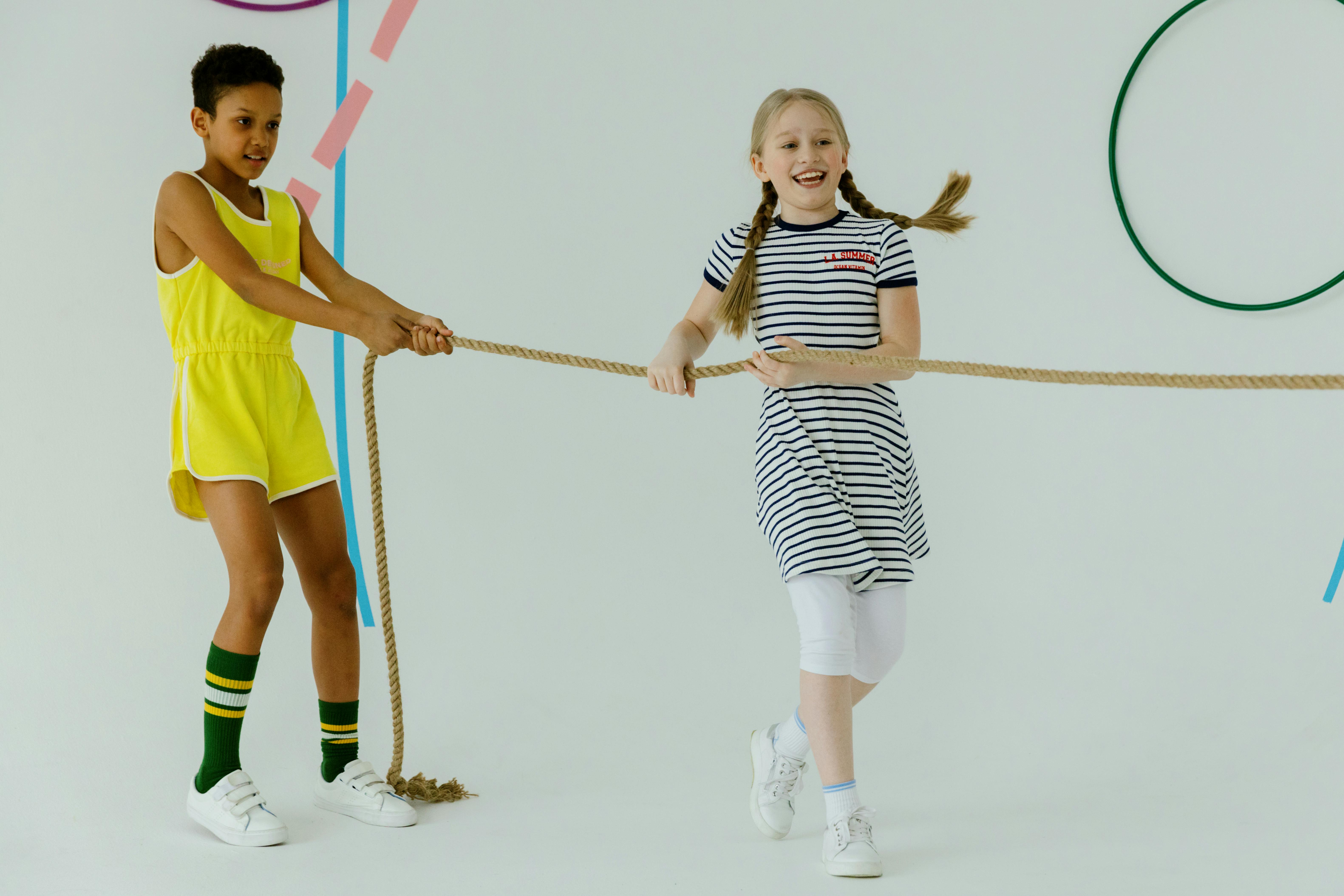 《霓虹夜航》海报图